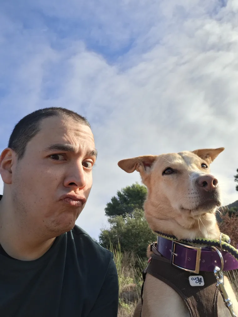 Tonton Canin faisant une grimace à côté d'un chien beige aux grandes oreilles