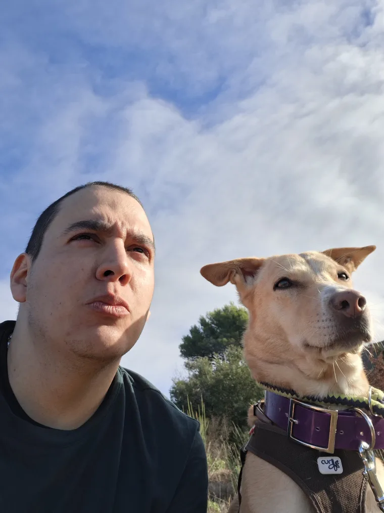 Un chien beige aux oreilles dressées, tout près du visage de Tonton Canin