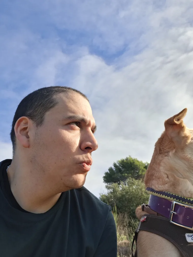 Tonton Canin et un petit chien fauve, le ciel de garrigue derrière eux